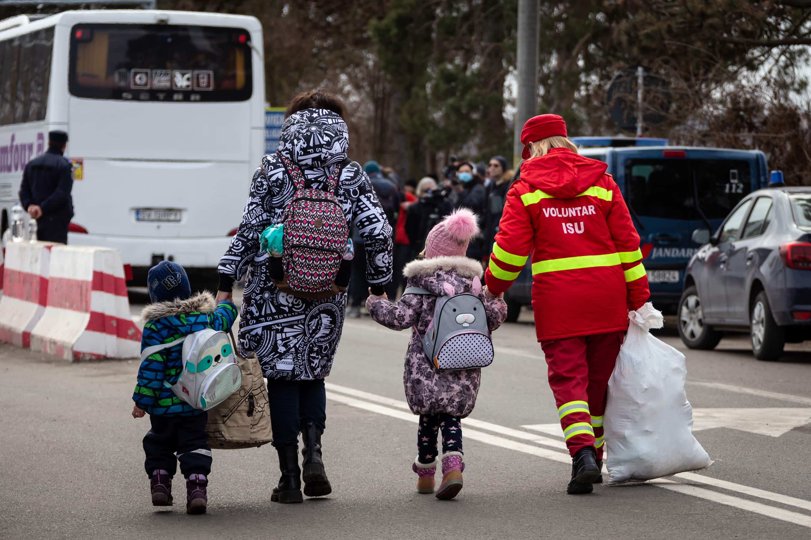 Oekraïense families vluchten de grens over naar Roemenië foto van Save the Children JPG
